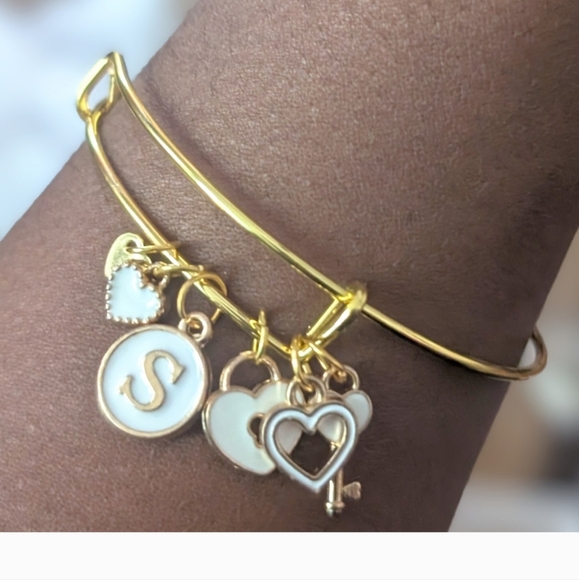 bite & pout "E" Silver Initial Bangle - Picture 5 of 5